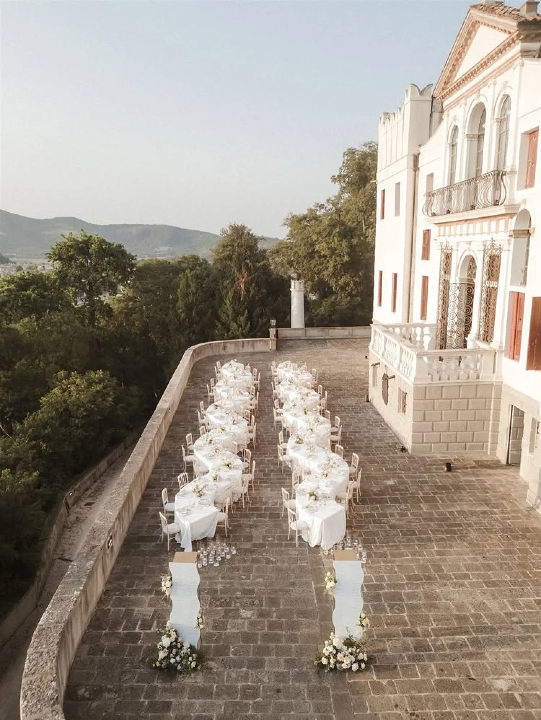 Tavoli serpentina terrazza Villa Selvatico
